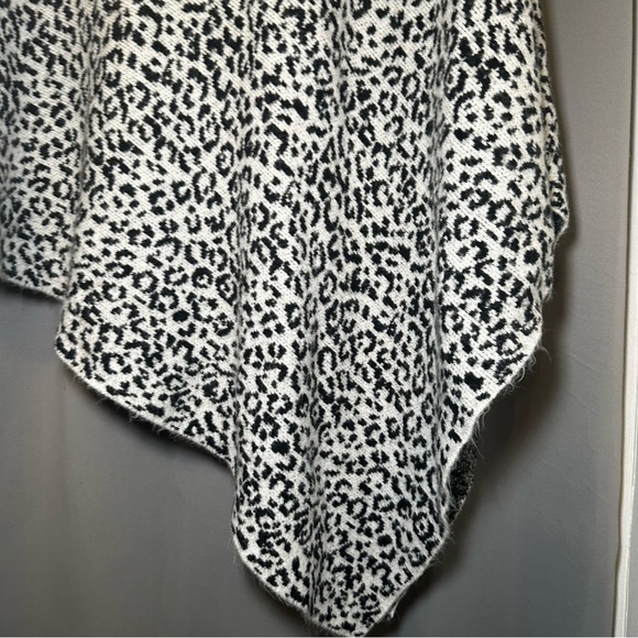 Ann Taylor Asymmetrical Handkerchief Hem Animal Print Turtleneck Fleece Poncho M - Picture 5 of 11